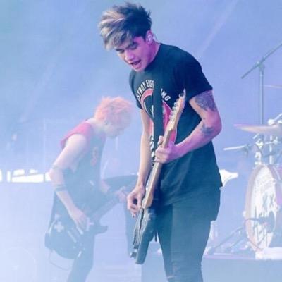 Follow @FXCKB0YMUKE she gave you this free follow ily