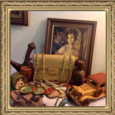 Lover of thrifts and vintage fashion.