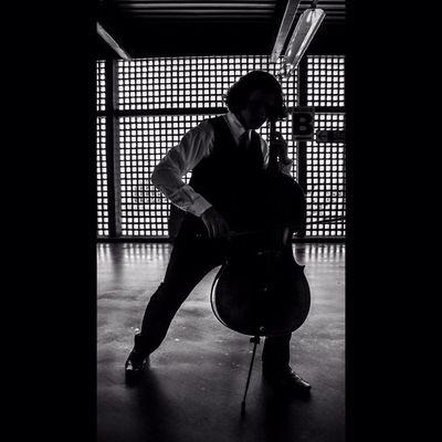 Violoncelista alternativo
Alternativo em pessoa
Vivendo em bem, enfim.
Cello Ranger - UDI Cello Ensemble