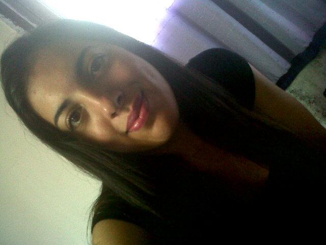 Hola soy daniela y soy muy simpatica y me gusta escuchar musica bien furte
