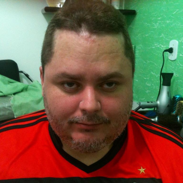 Eu sou Bacharel em Direito e torcedor fanático do Clube de Regatas do Flamengo.