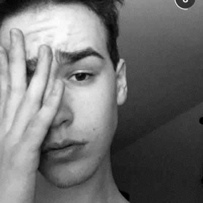 FOLLOW @jacobfthollie for a follow back and dm to anyone in her bio