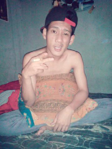 GUE farel doyan MABOK , KETAWA , MAIN BARENG TEMEN TEMEN . dan gue suka banget nulis , nulis apa aja intinya nuangin penat dan terkadang jadi sebuah syair lagu