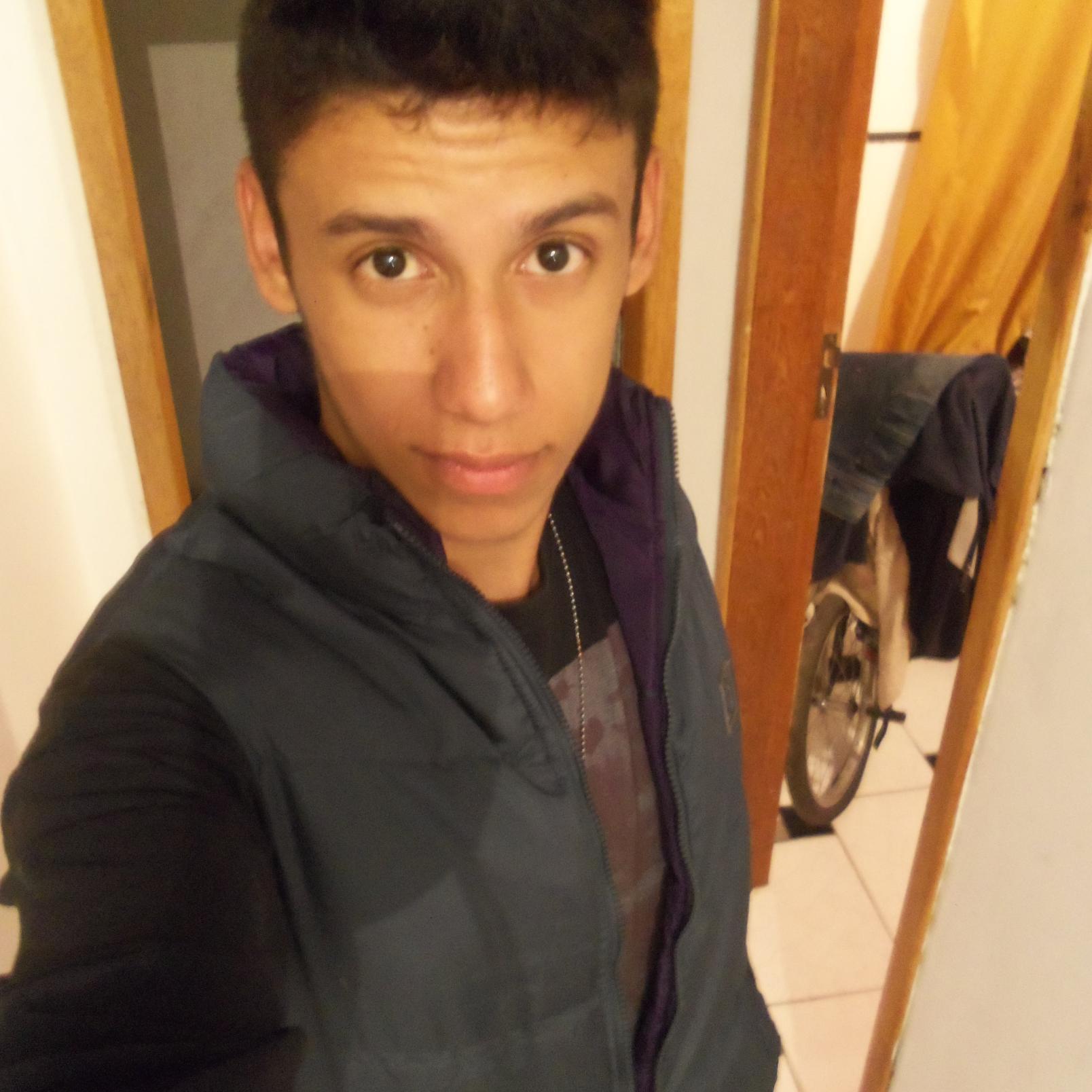 21 anos, amo esportes, musica e não empresto meu violão hahahaha