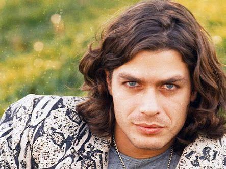 Marcos Mezenga é filho do bem-sucedido fazendeiro Bruno Mezenga, conhecido como o rei do gado.