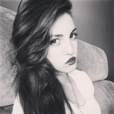 rocknroler_girl's profile picture. Meu mundo é uma teia entrelaçada de palavras. Um ser composto de letras,uma personagem criada por frases, um produto da imaginação fabricado por meio da ficção.