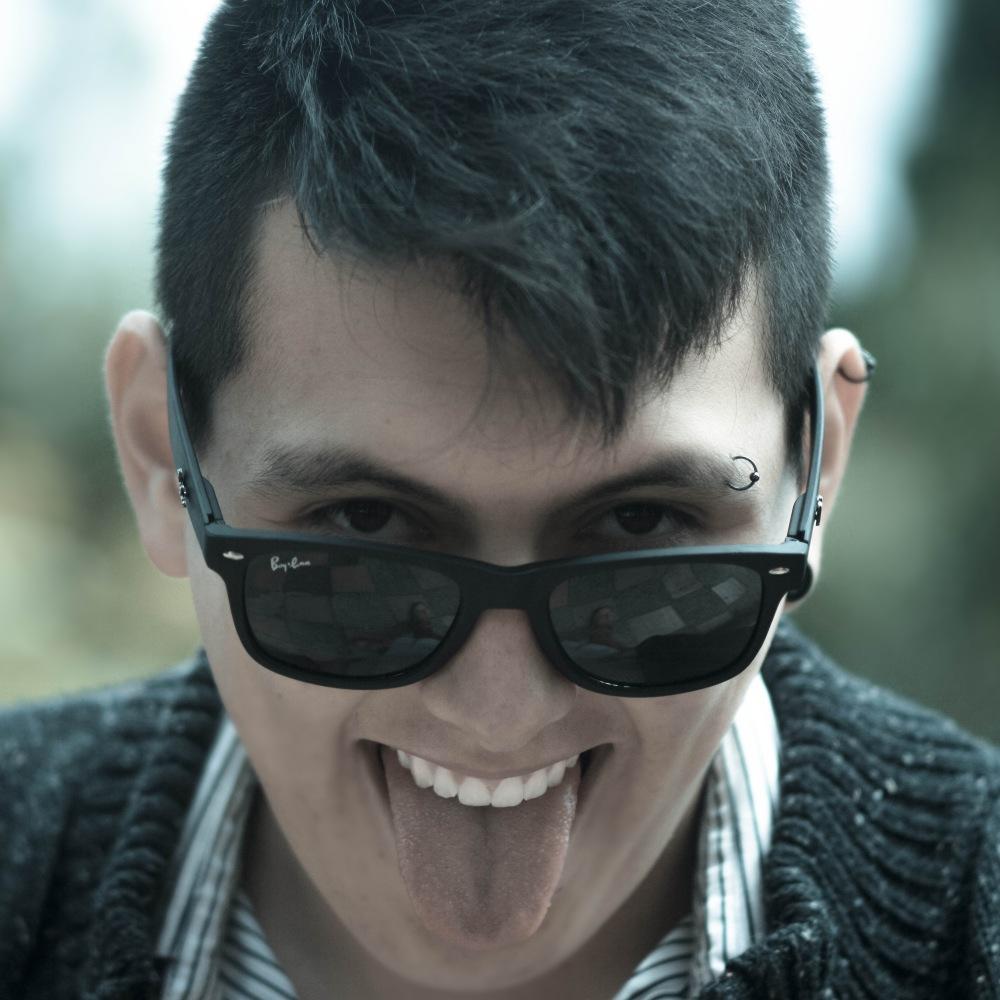 Estudiante de publicidad y diseño grafico que le gusta vivir la vida relajado y es un apasionado por la música y la fotografia.