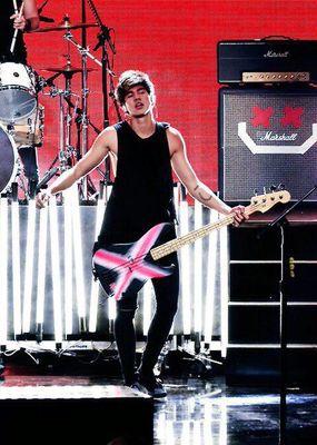 Free follow. Please go follow @inlovewmashton , she follows back! :)