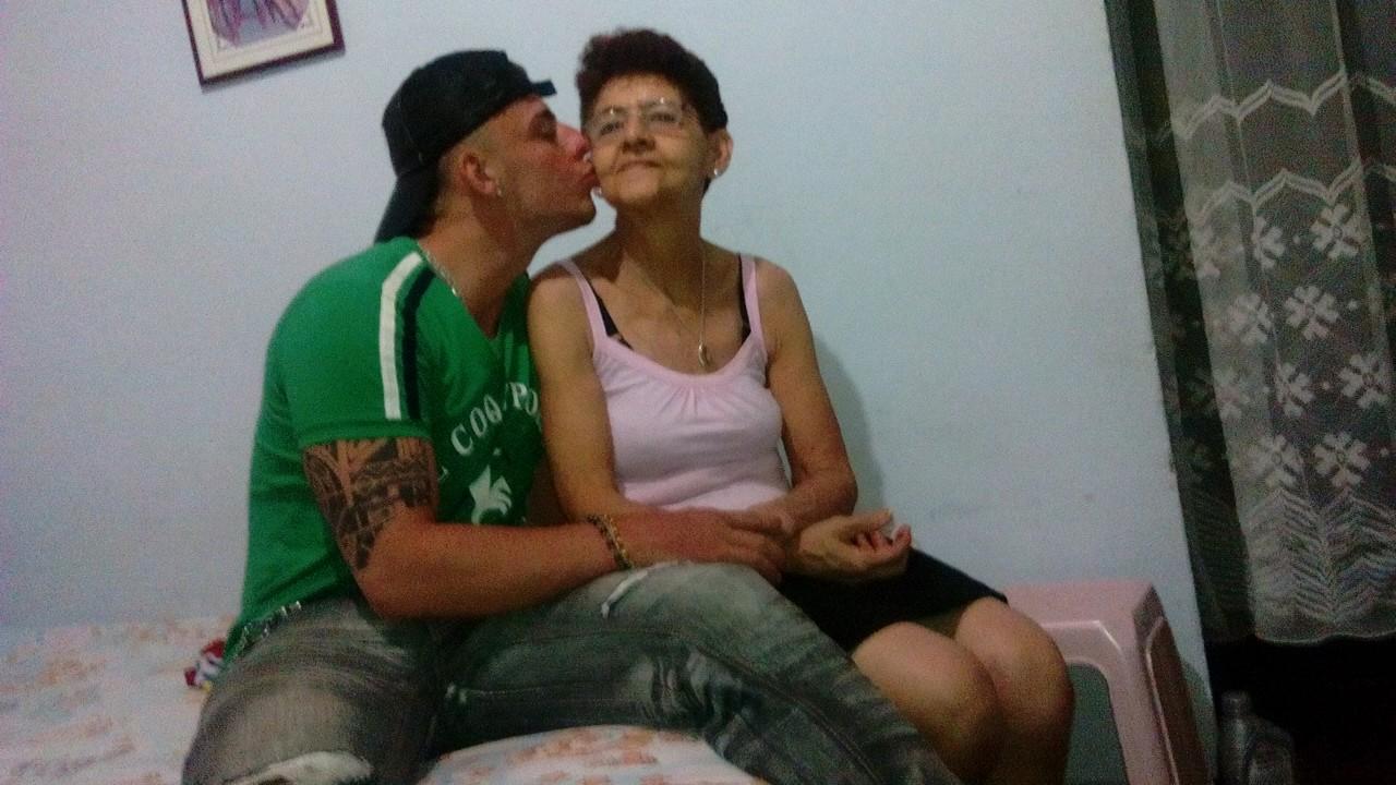 ronaldsllano's profile picture. Rie y el mundo reira contigo... llora y el mundo dandote la espalda te dejara llorar..