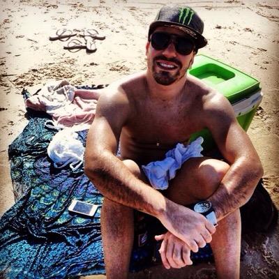 Dizem que sou feio; 
Realmente, mais o que adianta ser bonito e não ter um bom Coração?