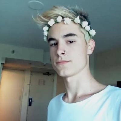 hello I'm obsessed with kian lawley