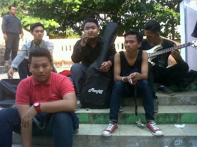 E.D.E.N Reyna (vocal) Delis (Bass) Aufa (Guitar) Assat (Drum) Selly (Synth) pin : 54019D33