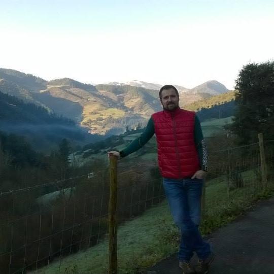 Ingeniero de profesión. Educador por vocación, montañero por devoción. Ciudadano del mundo.Todo lo que no se da, se pierde.