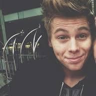 oncehemmingss's profile picture. i lowkey love luke