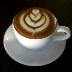 menyediakan minuman kopi dengan metode bakar