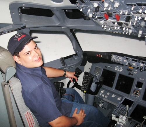 Ing. en Sistemas, Fotógrafo, Camarógrafo, Productor Musical, CM, Amante de la aviación, la ciencia, y la tecnología. Voluntario de @grempanama @sinaproc_panama
