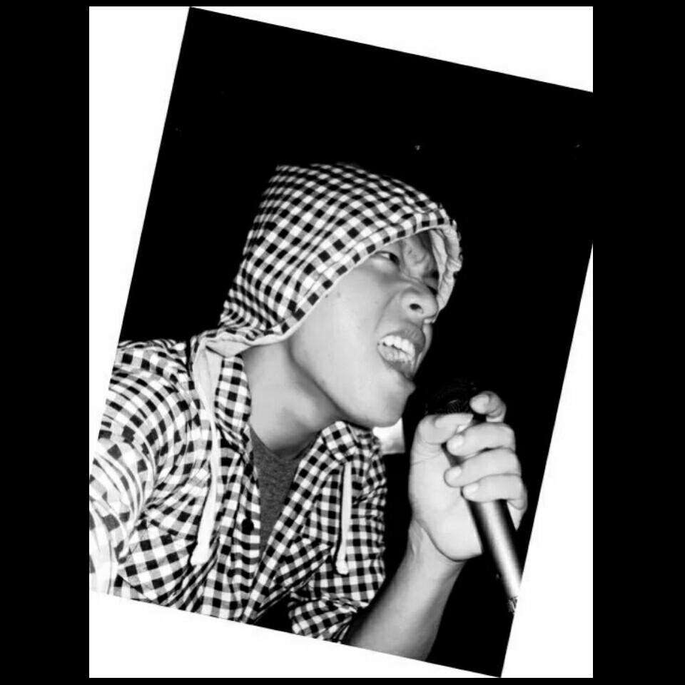 seseorang yg menilai sesuatu dari 2sudut pandang. sukaku tumbuh dari apa yg menurutku paling logis (buatku). tak usah menggiringku,.