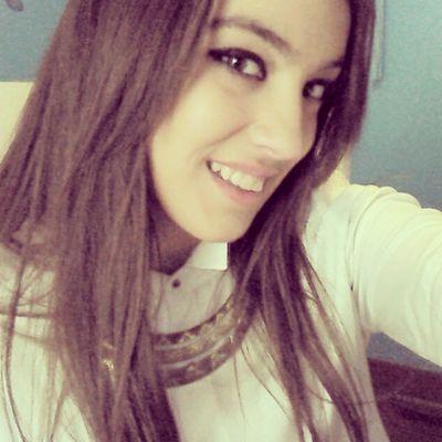 pequeña con carácter , bajita y de ojos marrones , lo demas no lo sabras.