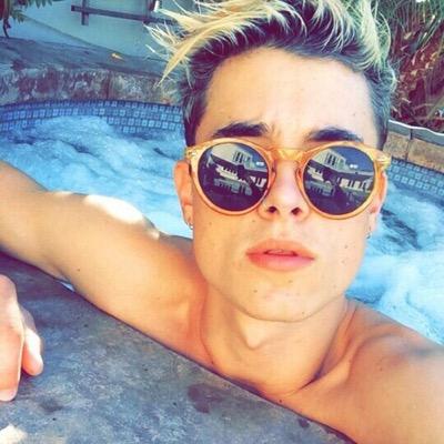 you just got a free follow from @POSITIVECONNORS please follow her. she follows back if you ask.