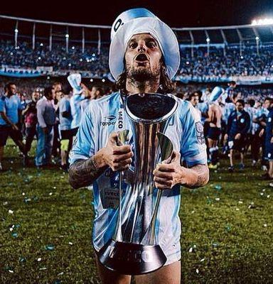 Socio y fanático de Racing Club de Avellaneda. Campeón 2014.