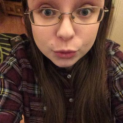 21, beauty and nail blogger.