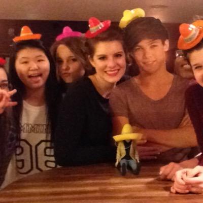 notouchimfamous's profile picture. • that one hot mess that knows how to dress•