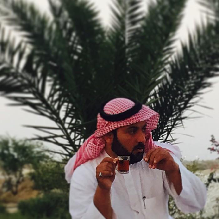 وقلبي احساسه مثل كف الفقير ياخذ المقسوم له مايطلبه ٳن زعل ماشال وٳن سامح كبير ..بس اذا انخذل منک.. لا تقربه