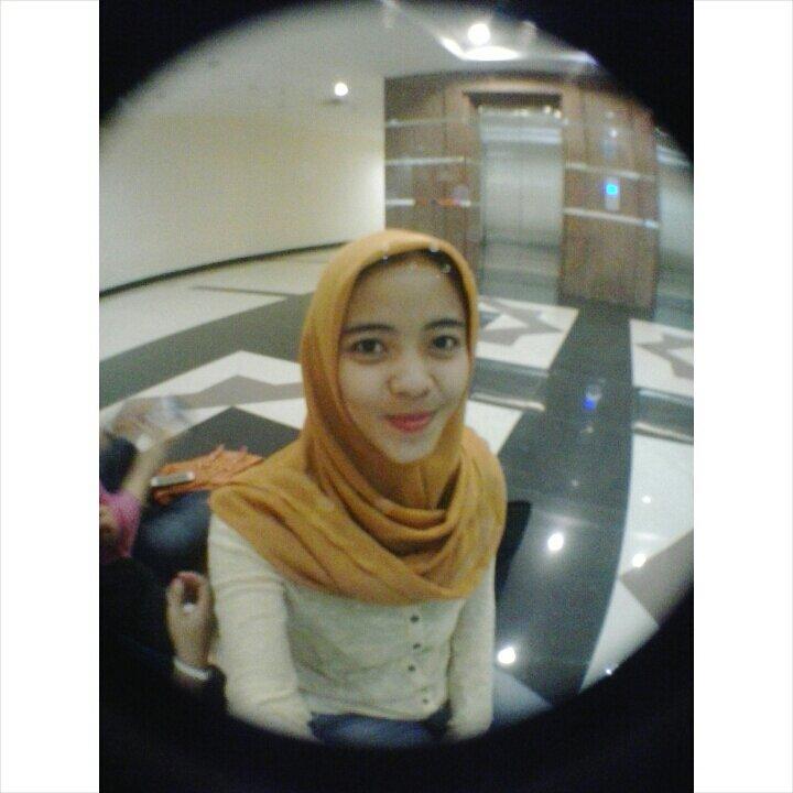 A hijab woman who was trying to selfie using a toga, ig:septiangraenii