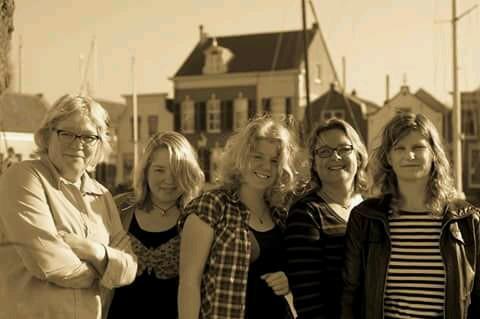 The Soggy Bottom Girls is een band, bestaande uit vijf dames. Zij spelen een combinatie van country, pop en rock. Waarbij meerstemmigheid een grote rol speelt.