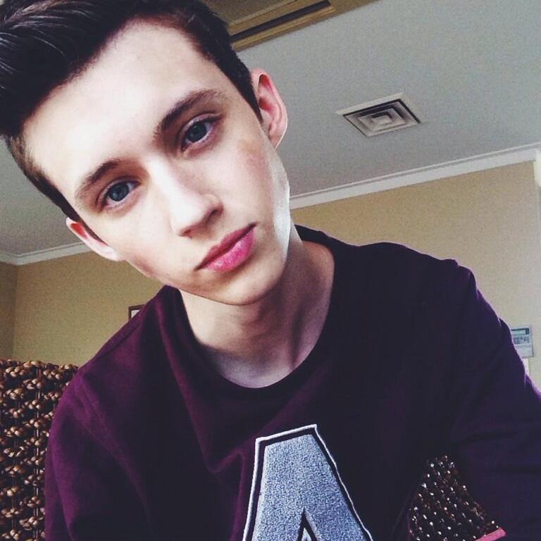No one cares about it but Justin and Troye is all we need.