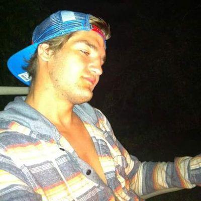 I like partying chillin with friends, smokin dat green 24/7. add me on i stagram bau8r42O and snapchat bau8r42o