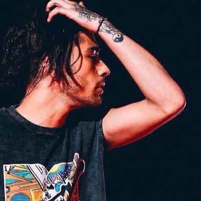 follow @kinghstyIes she gave you this free follow and she follows back ♡