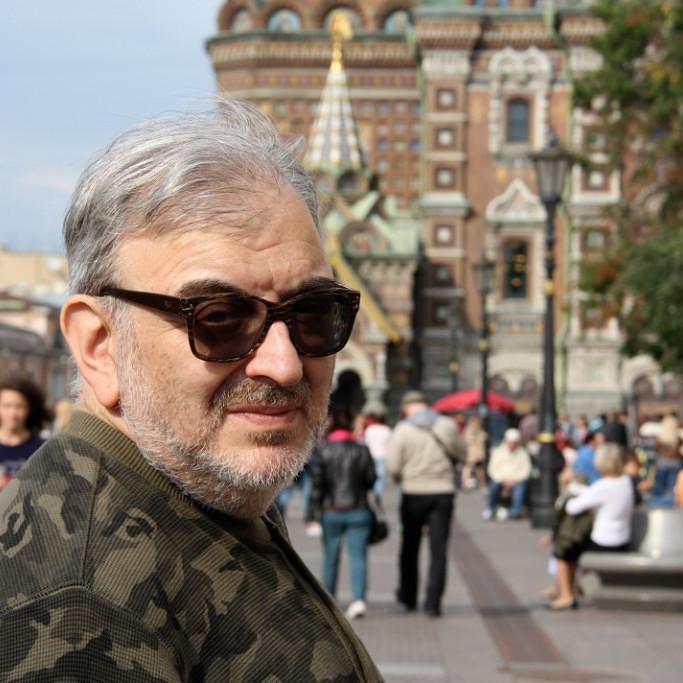 Более 25-и лет врач психиатр-нарколог, психотерапевт. С 1980г. - на скорой помощи - от фельдшера до врача БИТ