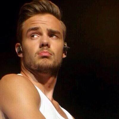 follow @kinghstyIes she gave you this free follow and she follows back♡