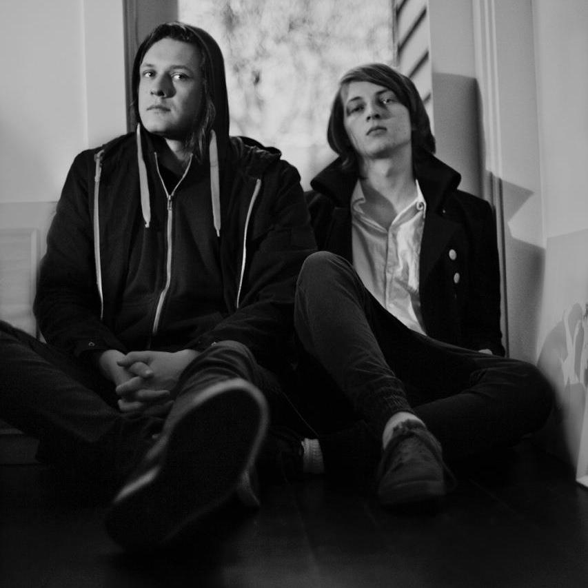 OKULI is the collaborative Drum & Bass/Neurofunk project of two Melbourne based producers Angus Green and Schwarr.