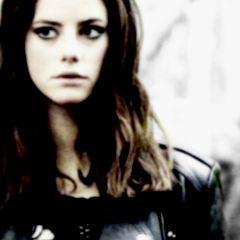 Hija de Zeus. Cazadora de Artemisa.            «Family, Luke, you promised.»