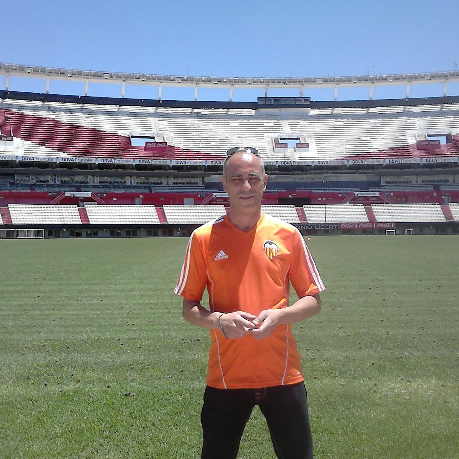 Mario kempes el mejor que vi pasión valencianista  amunt sempre ya sabes feo fuerte y formal y muy del valencia por cierto vi jugar a Aimar una gozada