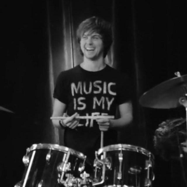 Just loving Rydel and the bitches♥ Ross Lynch: Music just makes life better♥ Me: R5 just make life better♥✌ Rydellington? Rydellington. ♥✌