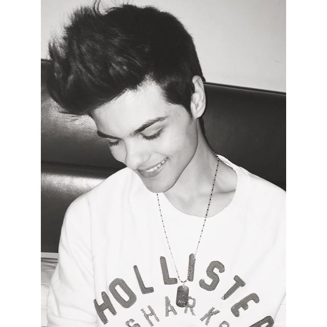 tengo 13 años//me encantan los gatos//soy Belieber, Abrahamer, Vampette, Swiftie, Arianator