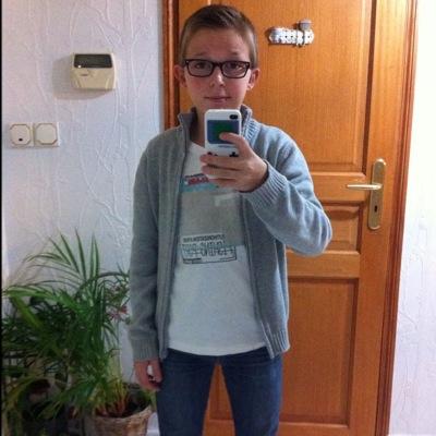 je m'apelle gauthier,j.ai 12 ans,je fais des video youtube :gauthier tout simple,instagram:gauthier_hbt,...j'aime le foot,etc allez salut les gens
