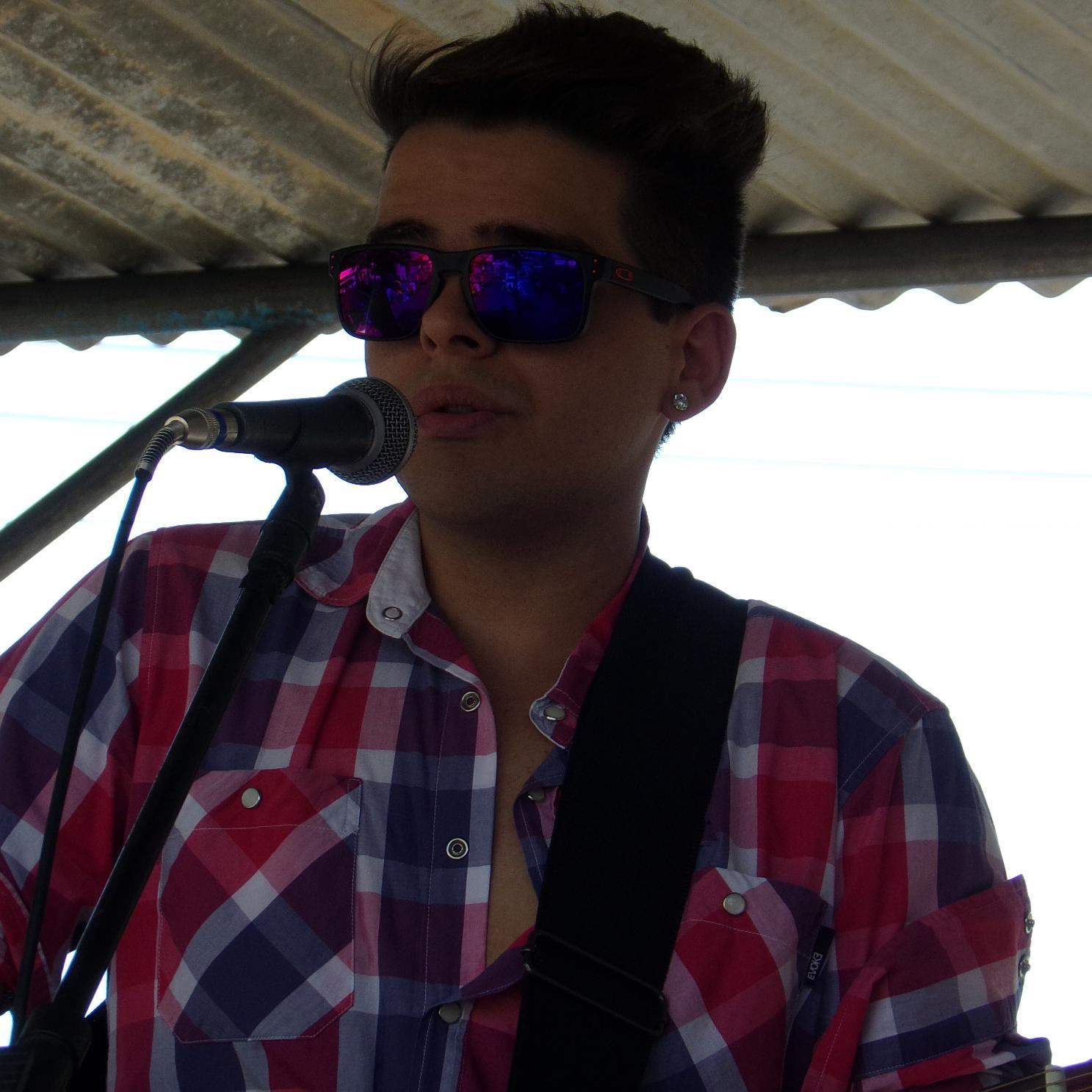 @lehssiqueira instagram
https://t.co/WhS0gTSi6z
Cantor 
Compositor 
Genero : Sertanejo