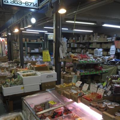 松戸南部市場関連食品棟にある問屋さんです。漬物、つくだ煮、惣菜、豆腐あります。一般の方も、仕入の方と同様に販売してます。