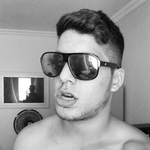 A bio não tem espaço suficiente para escrever o que ELE é na minha vida♥ O dia que o lindo começou a seguir aqui →13/01/13 | 07/01/15 Tt pessoal @LorraneFer