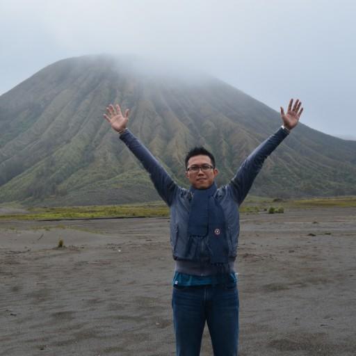 Ketika Tak Ada Bahu Untuk Bersandar, Selalu Ada Lantai Untuk 'Bersujud'.