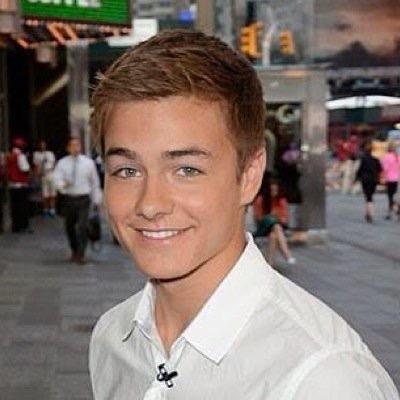 hello my name is Peyton Meyer,#Married to @rowbrinababes,I'm on girl meet world and dog with a blog too,I play wes & Lucas Friar