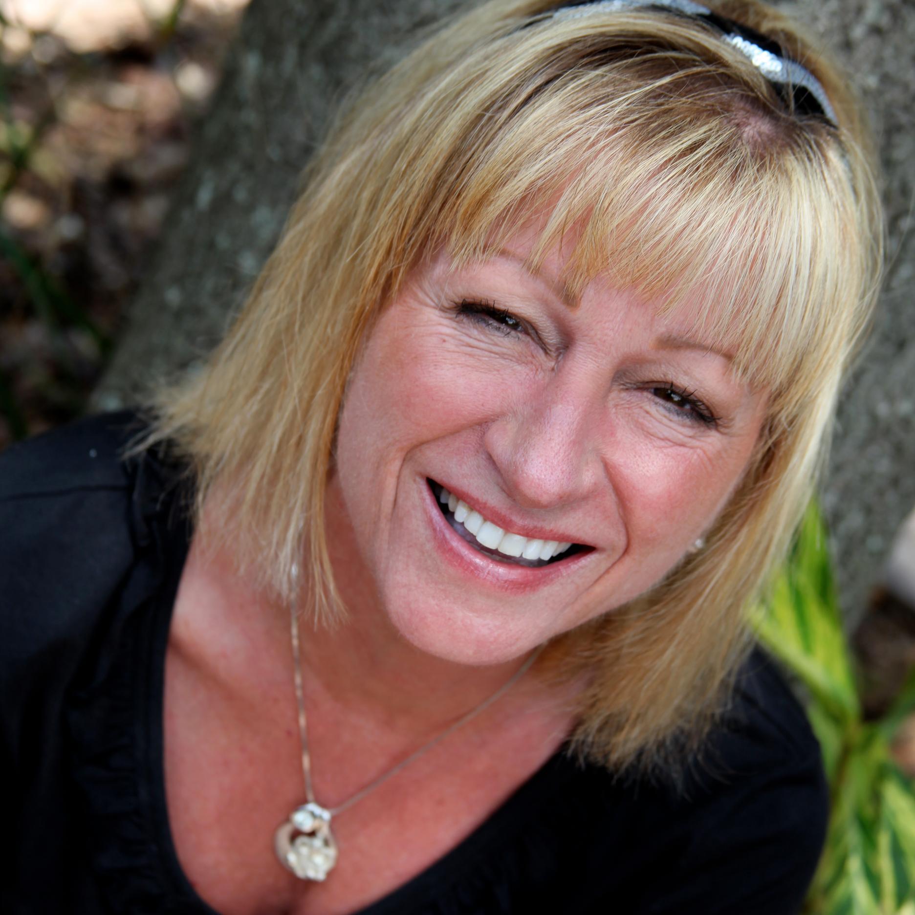 Unique home stylist specializing in paint color consultations and home staging consultations.Working with me can be a moving experience!