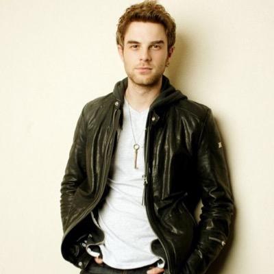 Vampire Originel, tu peux pas test, même @natebuzz essaie de m'imiter. ✋