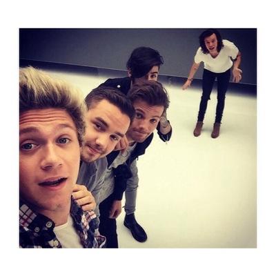 I simply rt/quote all your vote tweets! #Celebrityawards2015 One Direction.