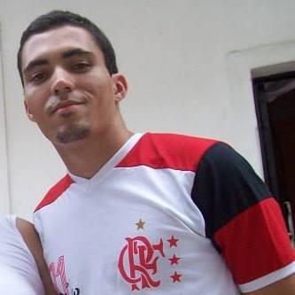 Aqui falo basicamente de futebol e principalmente do Flamengo. Às vezes arrumo umas tretas com baba-ovos de políticos também, só por diversão.