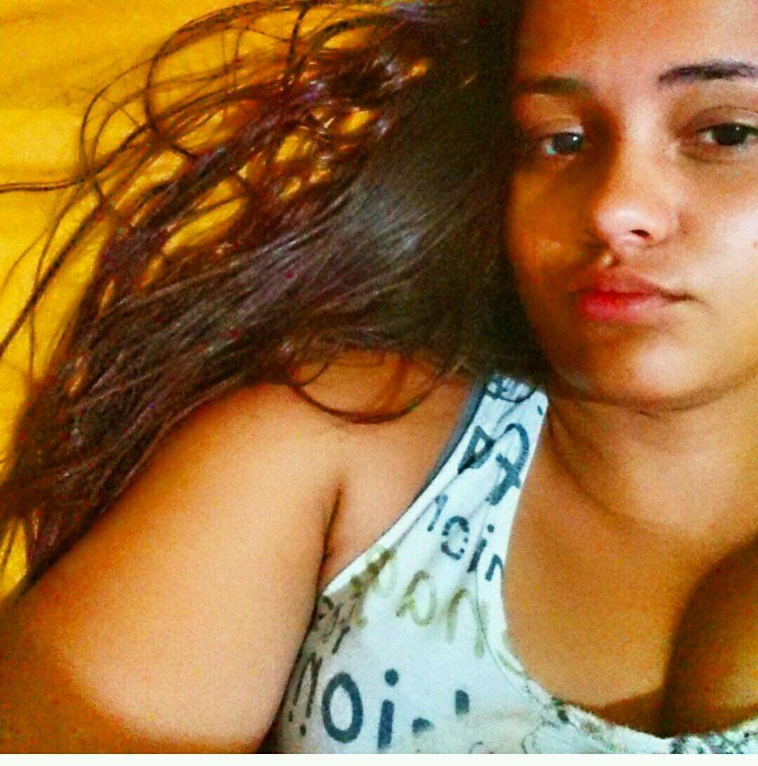 apenas uma garota com a alegria de uma criança;
a malícia de uma adolescente;
e sentimentos de mulher☺☺☺☺
